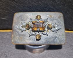 Brosche mit bernsteinfarbenem Glasstein