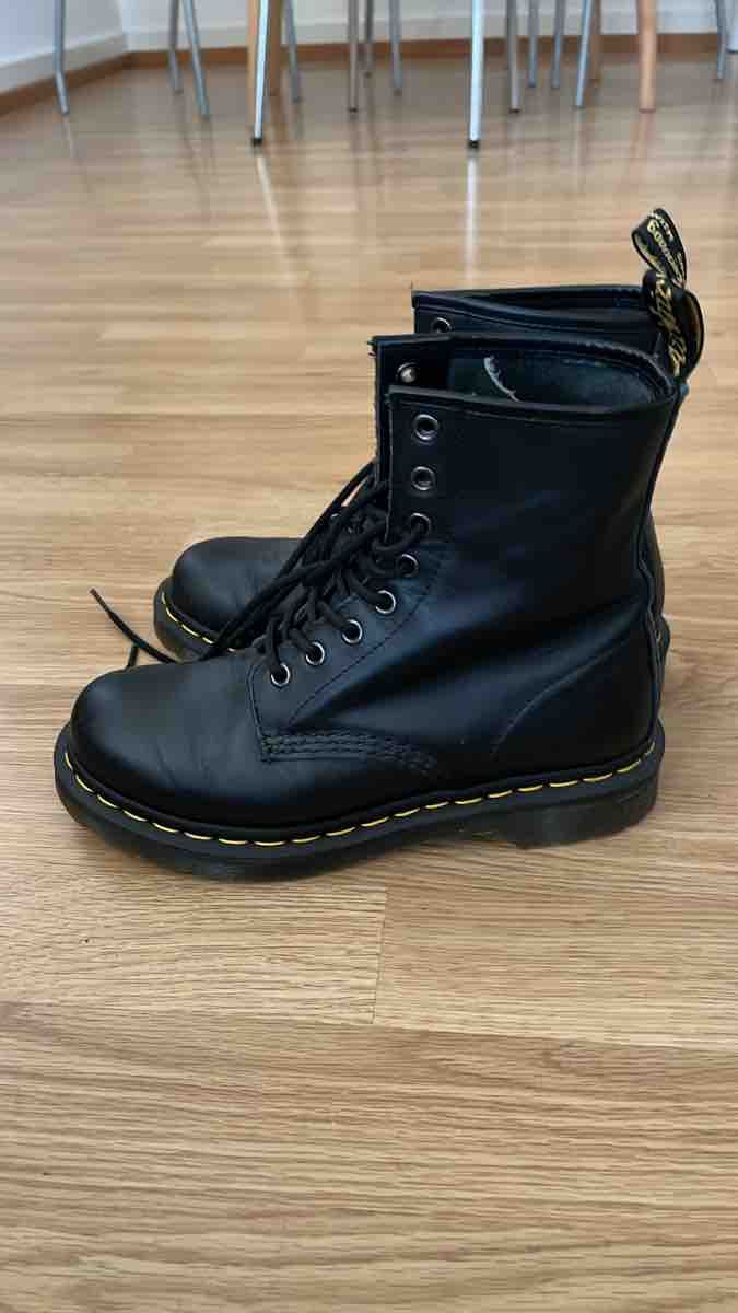 Dr. Martens Scarpe da donna: Dr. Martens Stiefel Schwarz Leder Grösse 38 – Usato da Thun venduto da Strangedog