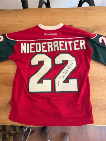 Reebok Trikot Niederreiter 22 Grösse M unterschrieben