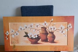 Wandbild im Designrahmen: Weisse Kirschblüten in roten Vasen
