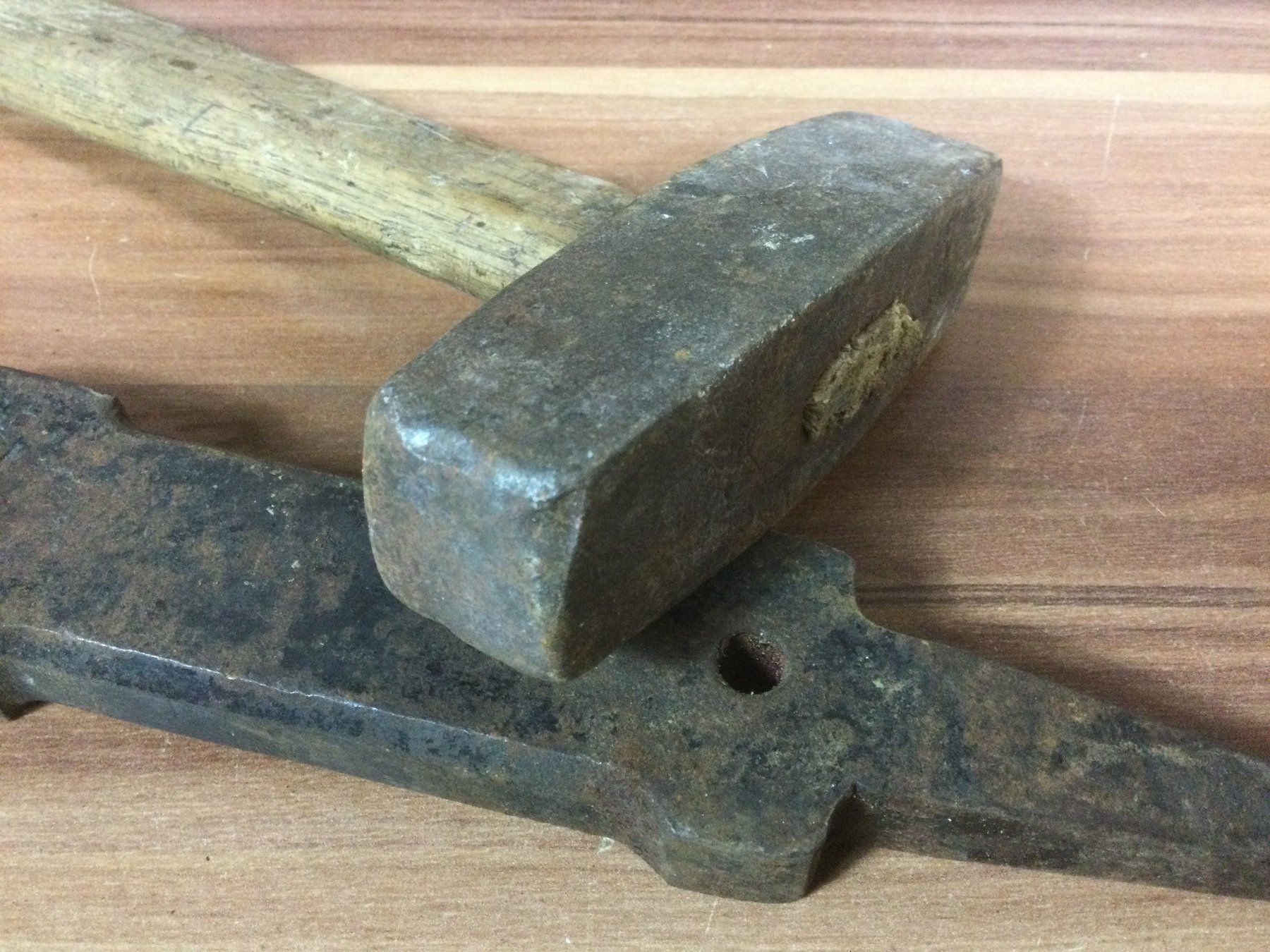 Attrezzi da lavoro: Gebrauchter alter Dängeli Amboss mit Hammer – Usato da Wangen SZ venduto da kuriosum12 1