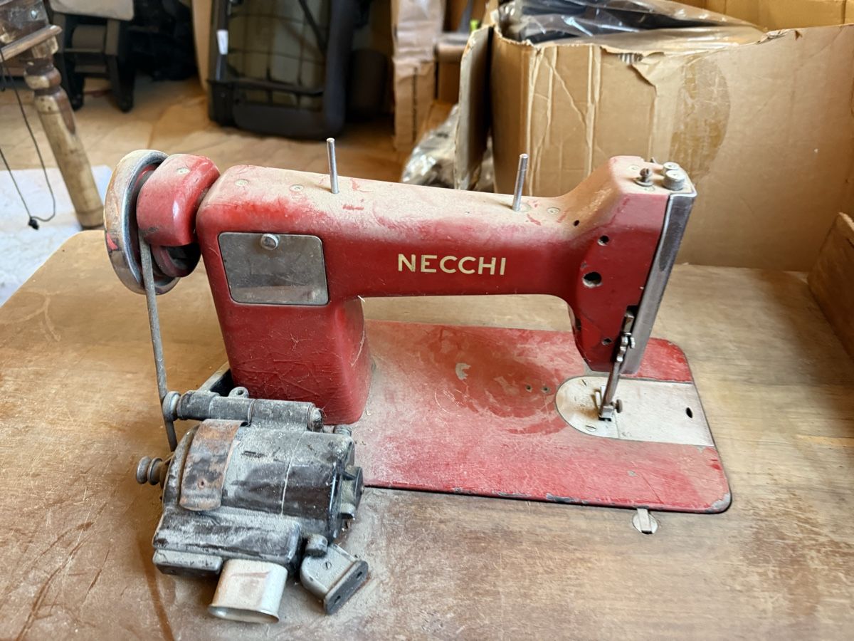 Macchine da cucire: Necchi Nähmaschine mit Untergestell alt – Usato da Schinznach-Dorf venduto da Ladjie-Aa 2