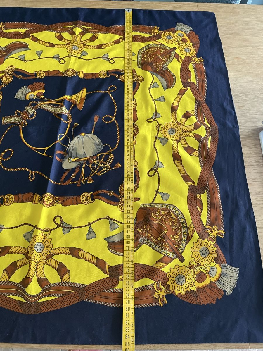 Autres vêtements & accessoires: Foulard – D'occasion à Horw par Spi8992 1