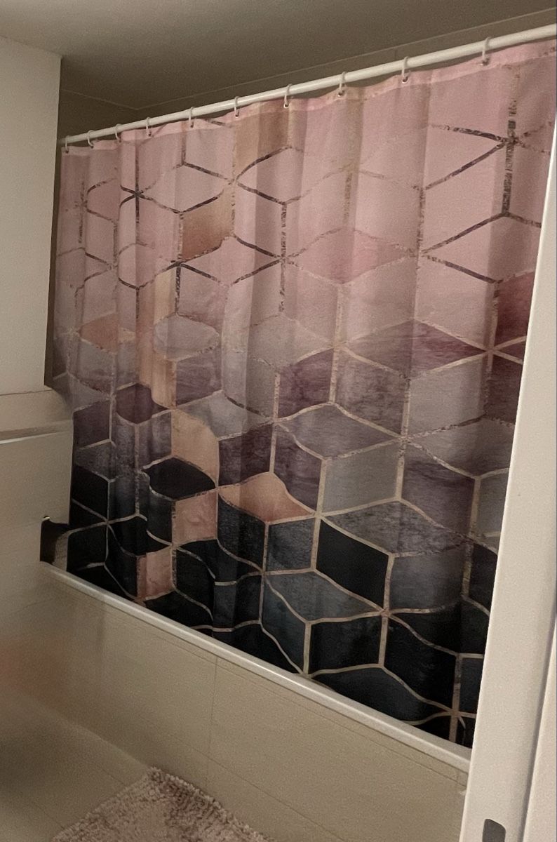 Docce: Duschvorhang rosa/schwarz gemustert 180x180 – Usato da Ennetbürgen venduto da tinchen85