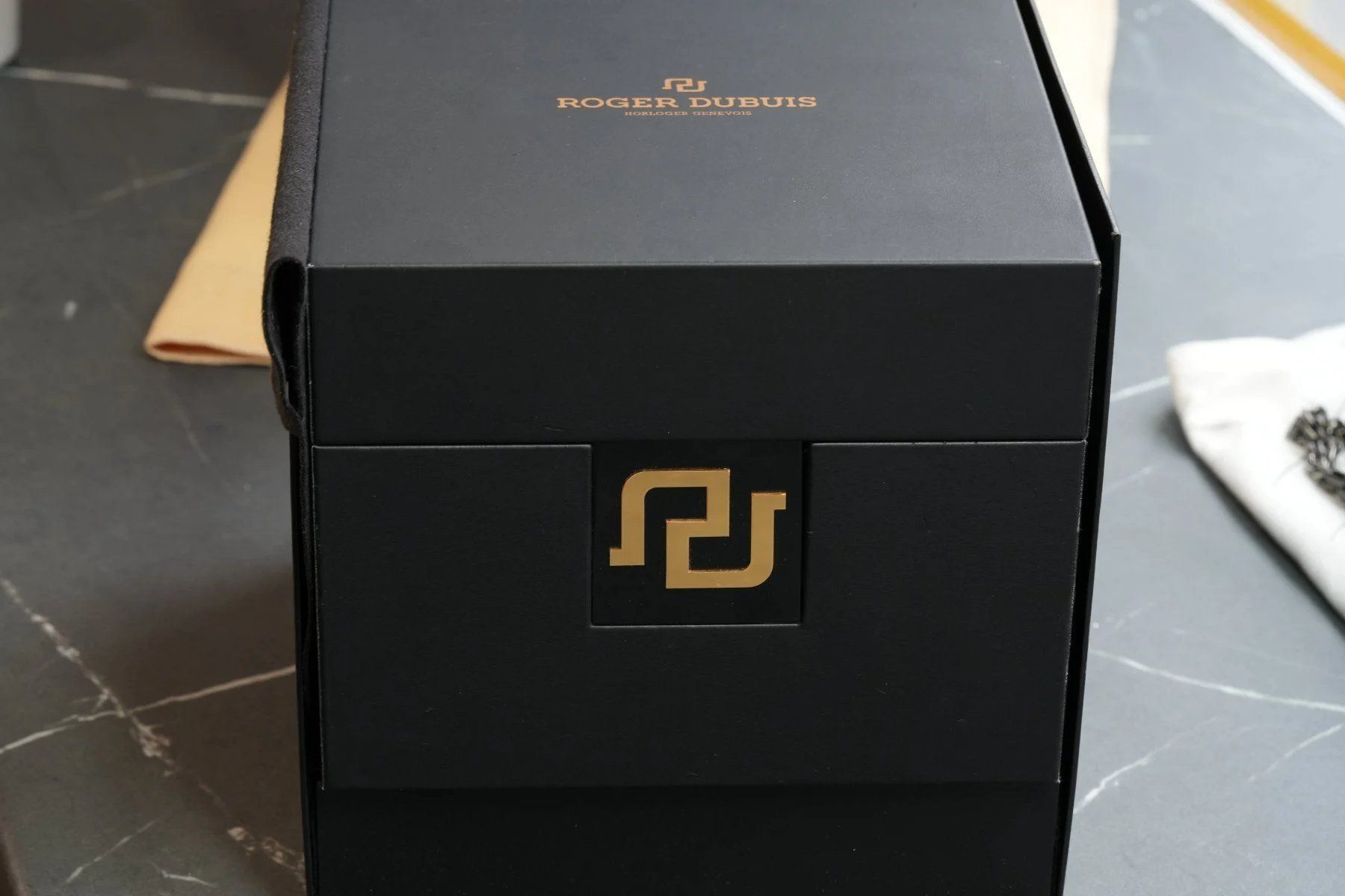 Roger Dubuis Orologi: Roger Dubuis Hommage Chronograph 18k Gold – Usato da Thalwil venduto da LeCh1ffre 1