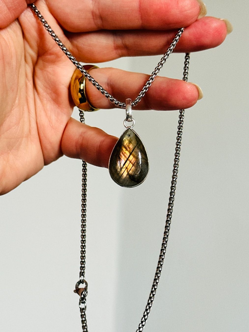 Ketten: Fashionable labradorite necklace – Neu und originalverpackt aus Genève von AGBERG 1