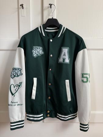 College Jacke mit Patches