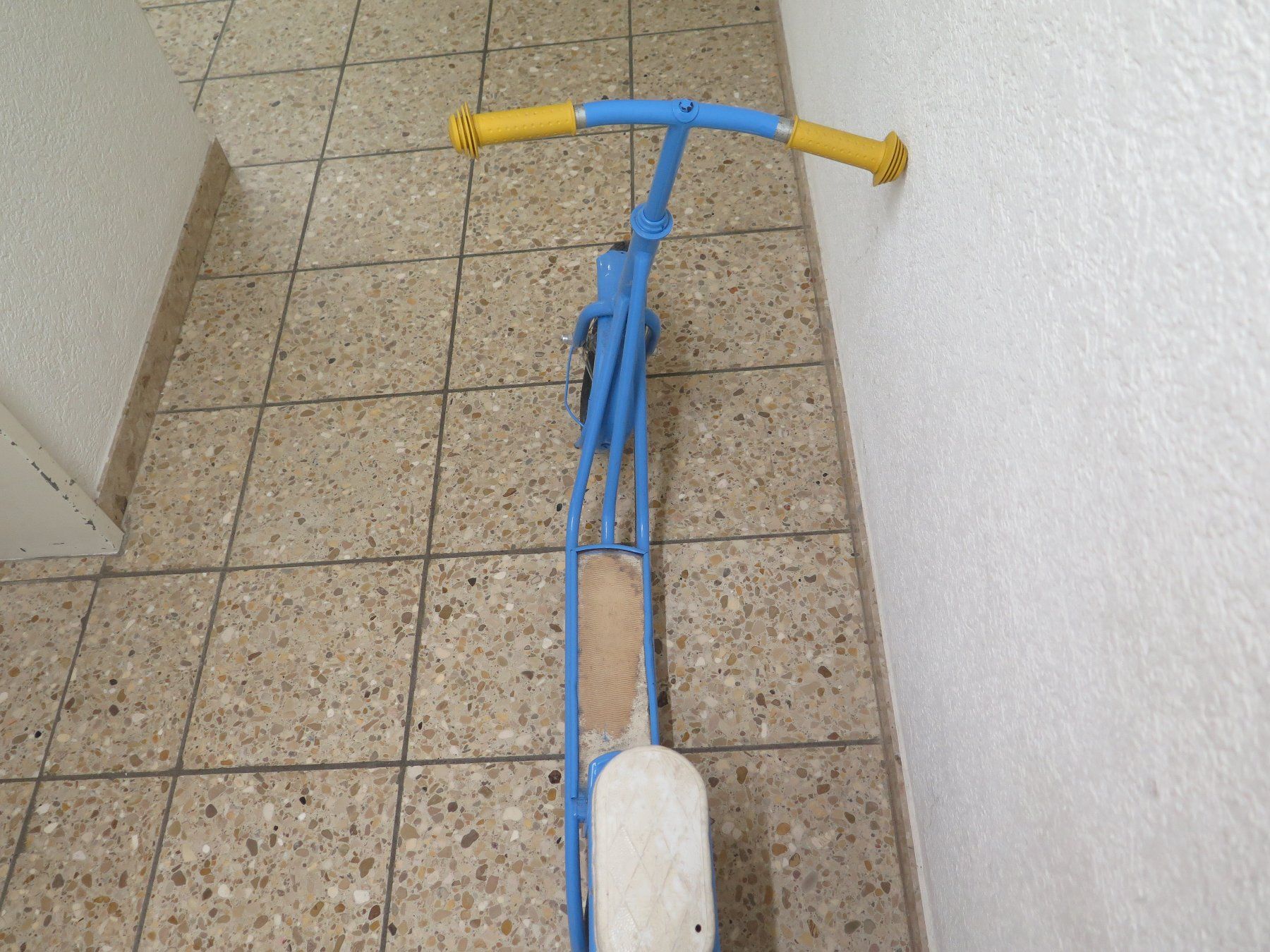 Veicoli per bambini: Trottinette blau mit Sitz und Bremse gebraucht – Usato da Riedholz venduto da Ron_88qv 1