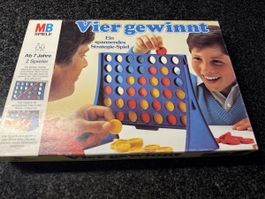 MB Vier gewinnt Brettspiel für 2 Spieler