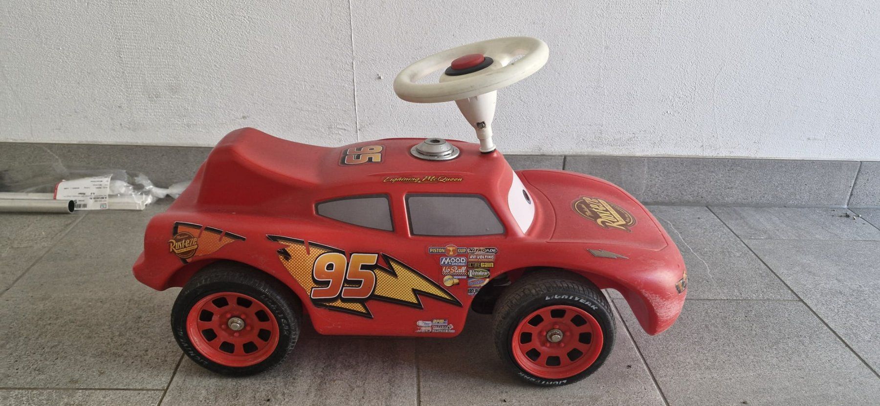 Fahrzeuge für Kinder: Lightning McQueen Bobby Car – Gebraucht aus Ballwil von mic_6q56 1