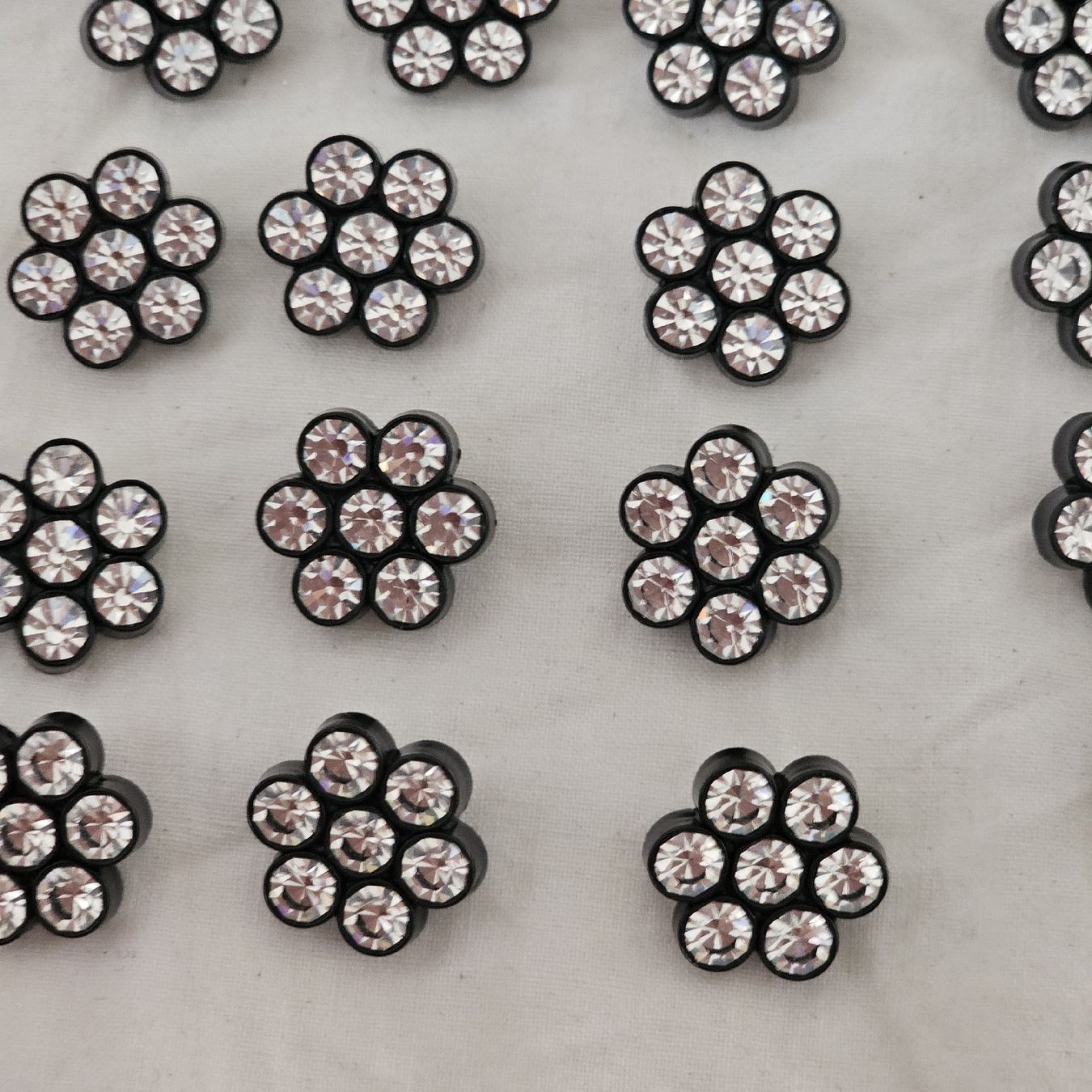Knöpfe: 20 strass Knöpfe  neu – Neu und originalverpackt aus wolfhalden von 46464646