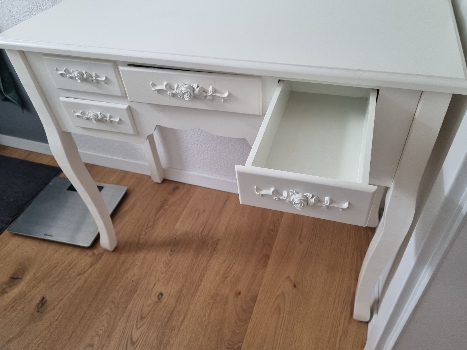Tavoli: Herziges Tischchen weiss 6 Schubladen 90cm – Usato da Stans venduto da laslabambala 2