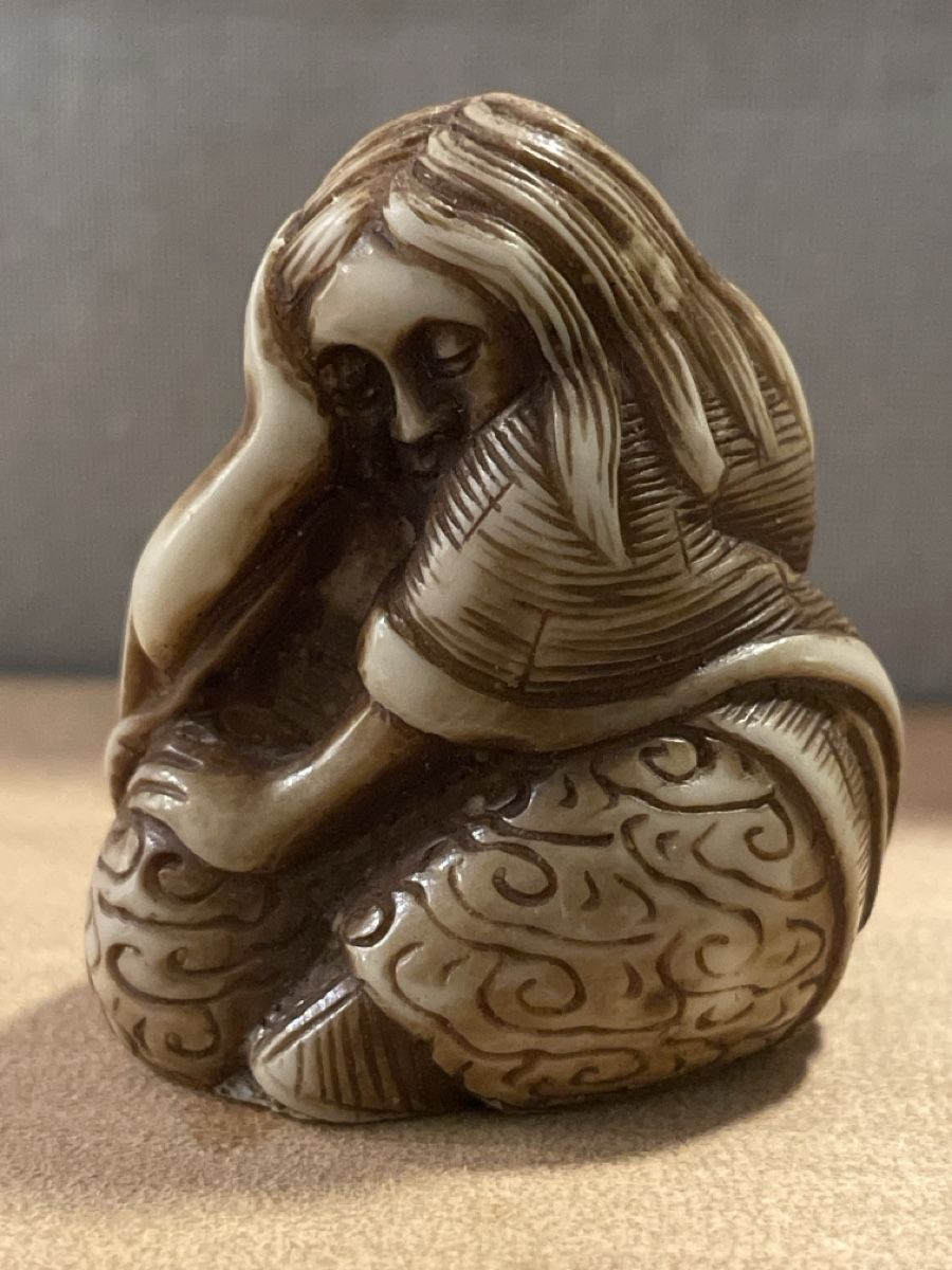 Statuette: Netsuke, sitzende, nachdenkliche Frau – Usato da Embrach venduto da Gauvain1