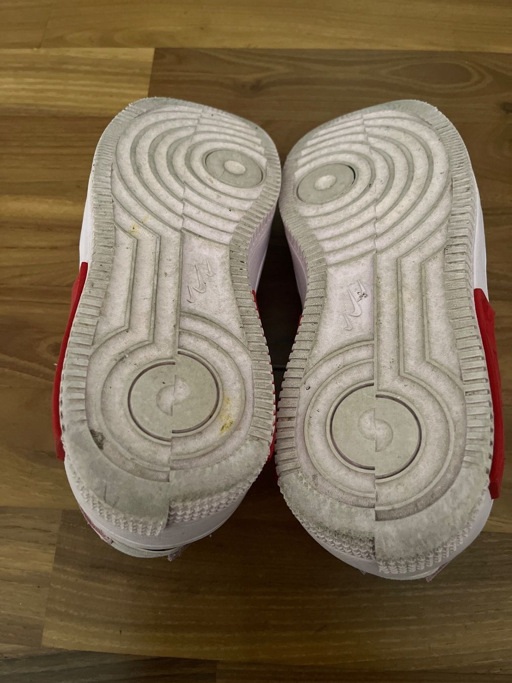 Chaussures femmes: Nike Valentins air force 1 – D'occasion à Frauenfeld par Lollipop77 2