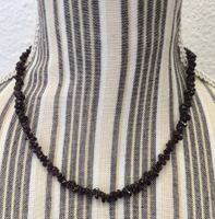Halskette aus dunkelroten Granat-Edelsteinsplittern