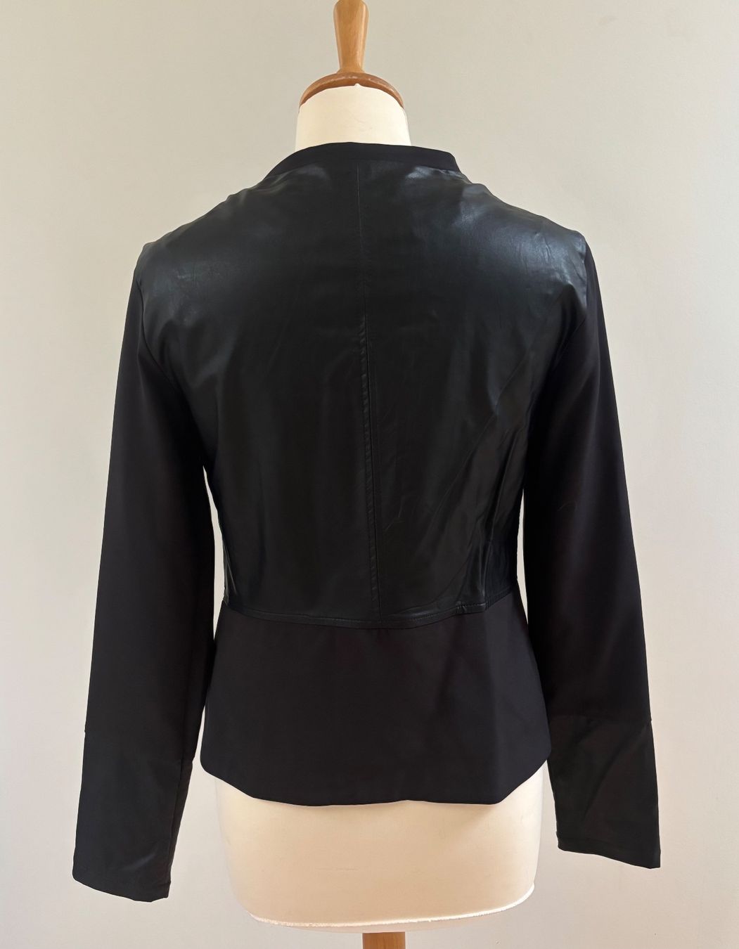Giacche: Neue Kunstleder Jacke - schwarz - Grösse S – Usato da Zofingen venduto da Justizia_01 1