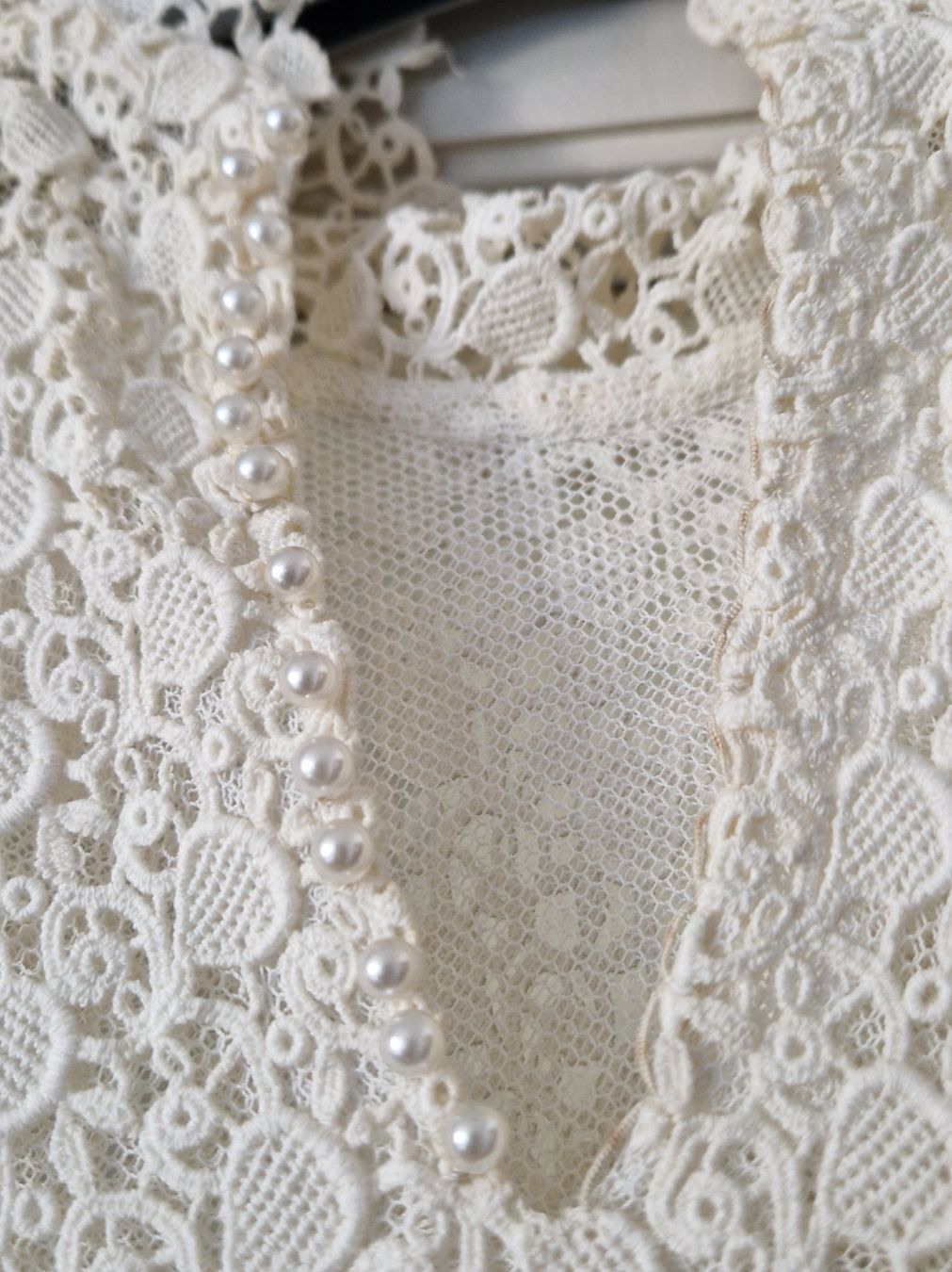 Blusen: Elegante Spitzenbluse, Creme, Gr. S, Perlenknöpfe – Gebraucht aus Bern von Antikbatik 2