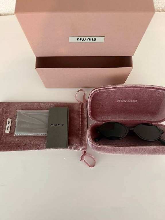Miu Miu Occhiali & Lenti: Miu Miu Sunglasses - schwarz, oval – Nuovo (secondo la descrizione) da Uerikon venduto da Hariken 4