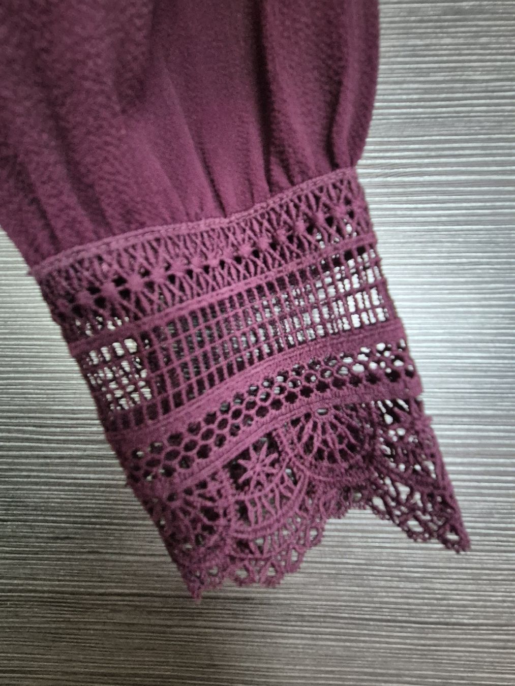 Only Camicette: Only Bluse mit Spitze, bordeauxrot, Grösse S – Usato da Römerswil LU venduto da cfm_j789 2