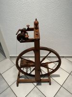 Antikes elegantes Spinnrad aus Holz aus dem 19. Jahrhundert