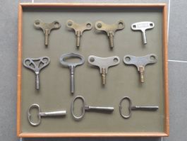 Lot de 11 clels d'horloges anciennes