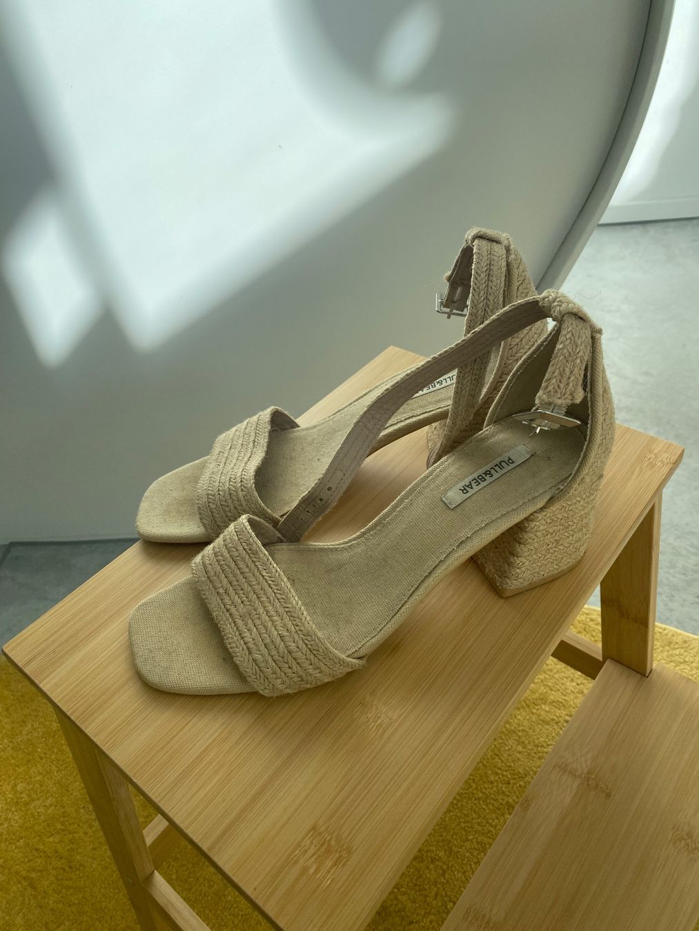 Pull&Bear Scarpe da donna: BEIGE SANDALETTEN MIT ABSATZ – Usato da Zürich venduto da isabel137 1
