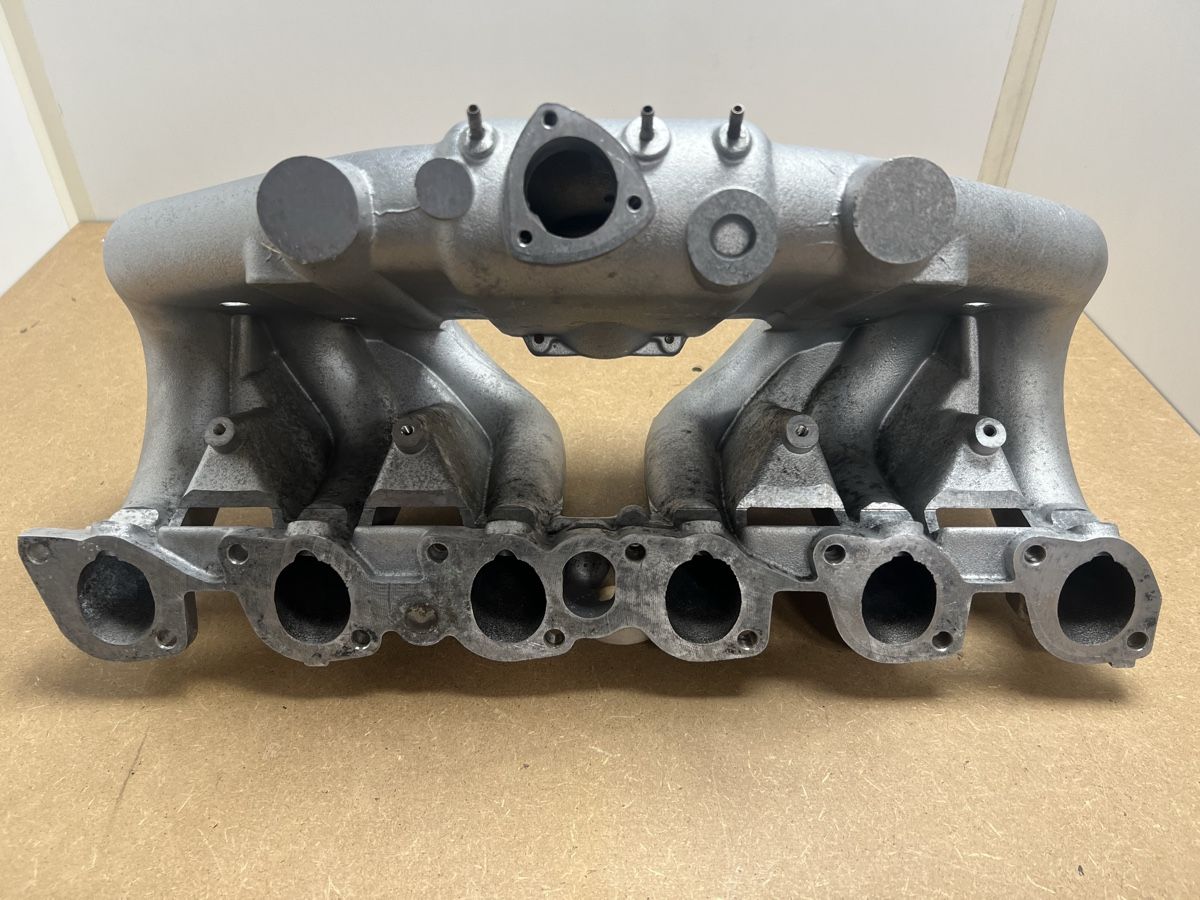 BMW Tutti pezzi di ricambio auto: Collecteur admission BMW E30 E28 – Usato da Poliez-Pittet venduto da Spounce 1