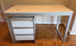Schreibtisch mit Korpus (weiss/alu)