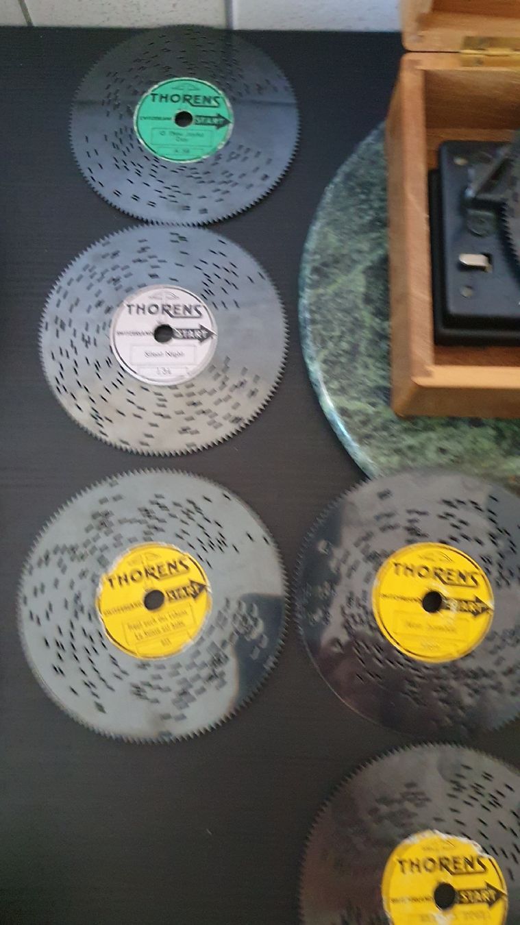 Thorens Carillon: Thorens Musikdose Spieldose mit 10 Platten – Usato da Dietikon venduto da Allegra34 8