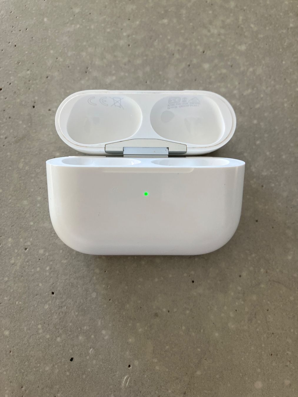 Apple Kopfhörer: Apple AirPods Pro 1 Charging Case – Gebraucht aus Lausanne von mr.v