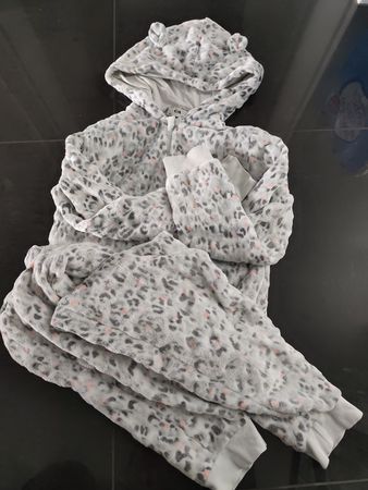 sehr flauschiger Onesie Gr. 152