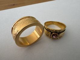 Goldring mit Muster & golfarbener Ring mit lila Stein