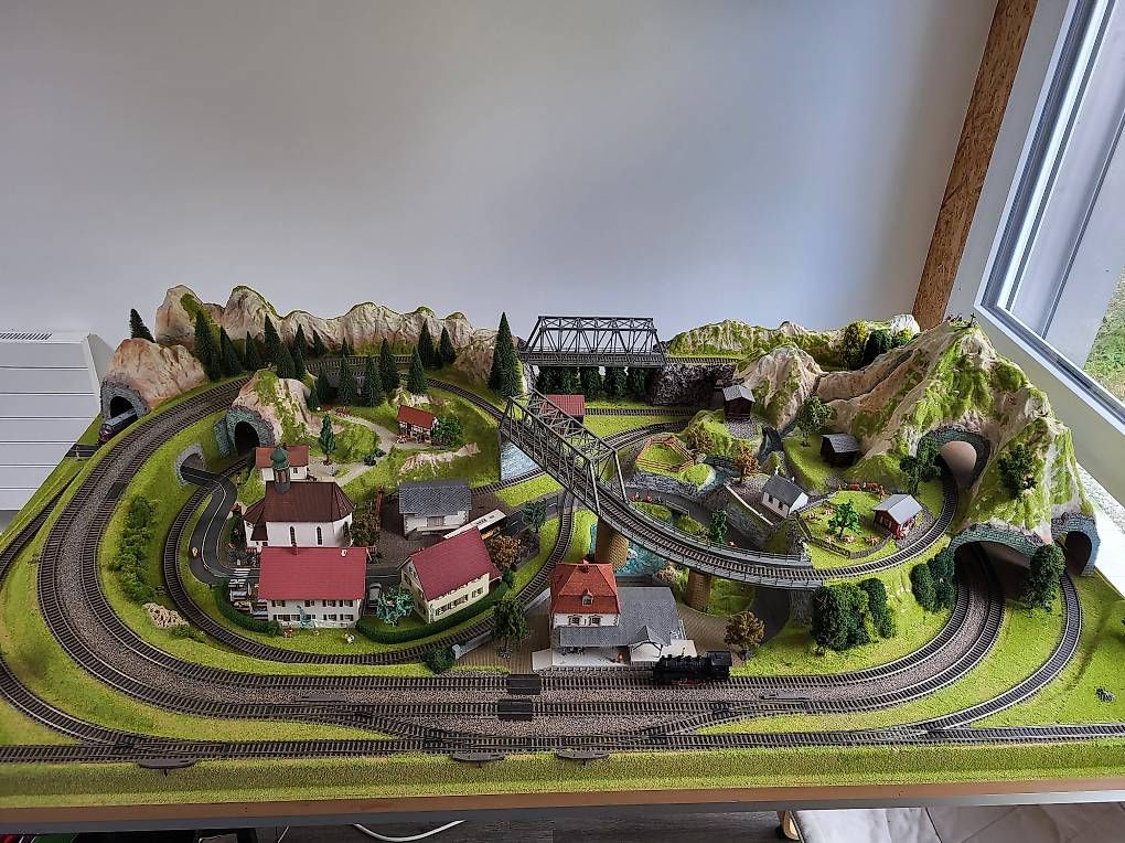 Fleischmann Modellini di ferrovie: Maquette de train Fleischmann – Usato da Gampelen venduto da cli_2thg