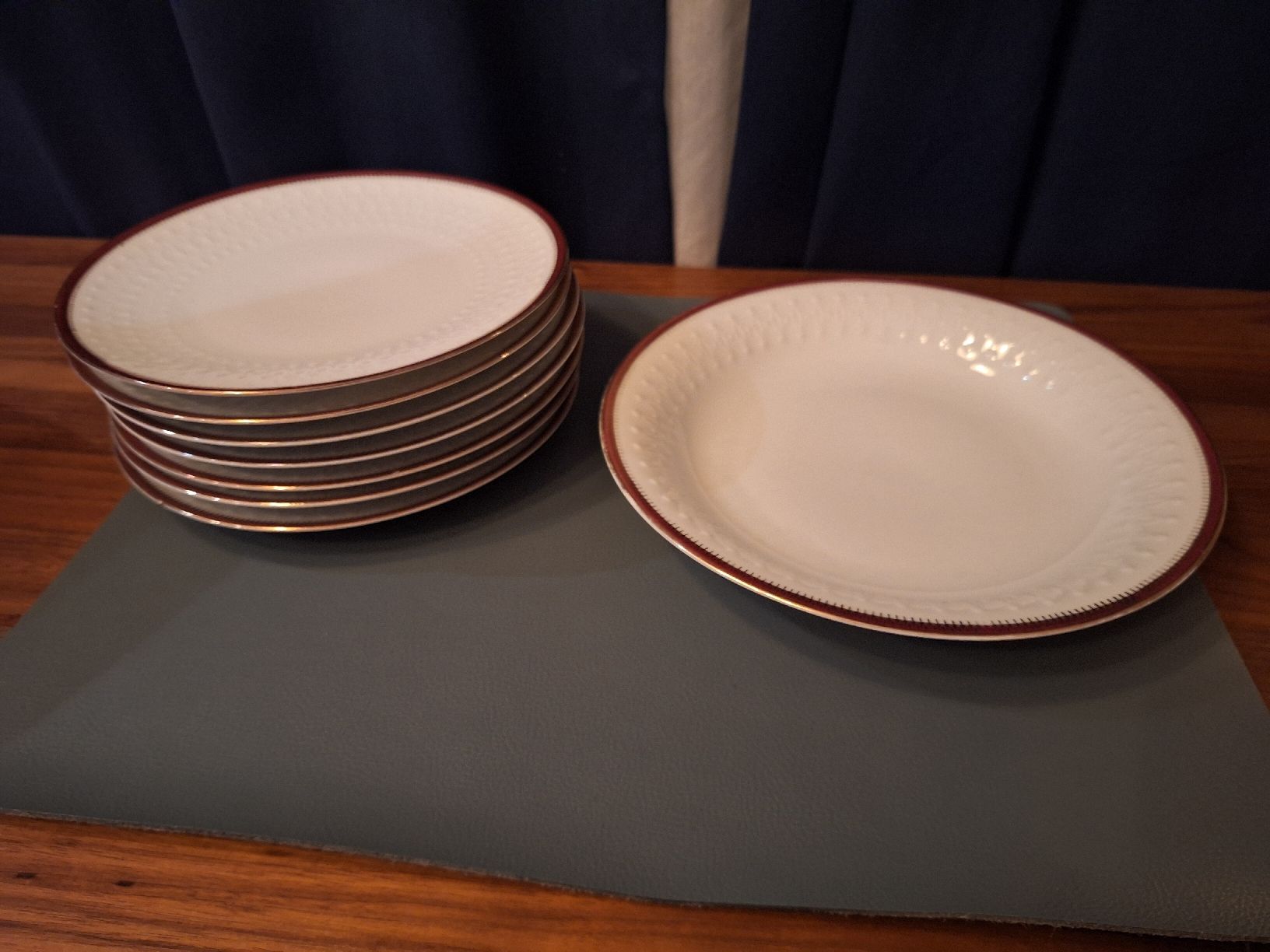 Set di piatti: 8 Teller weiss mit gold, rotem Rand – Usato da Regensdorf venduto da Schmim