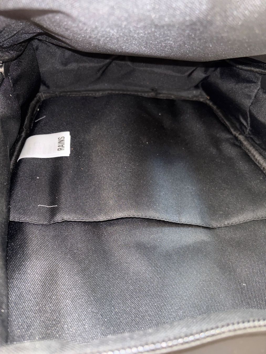 Rains Zaini: Schwarzer Rains Rucksack - Kein Versand – Usato da Luzern venduto da lupol_Verwertungen 3