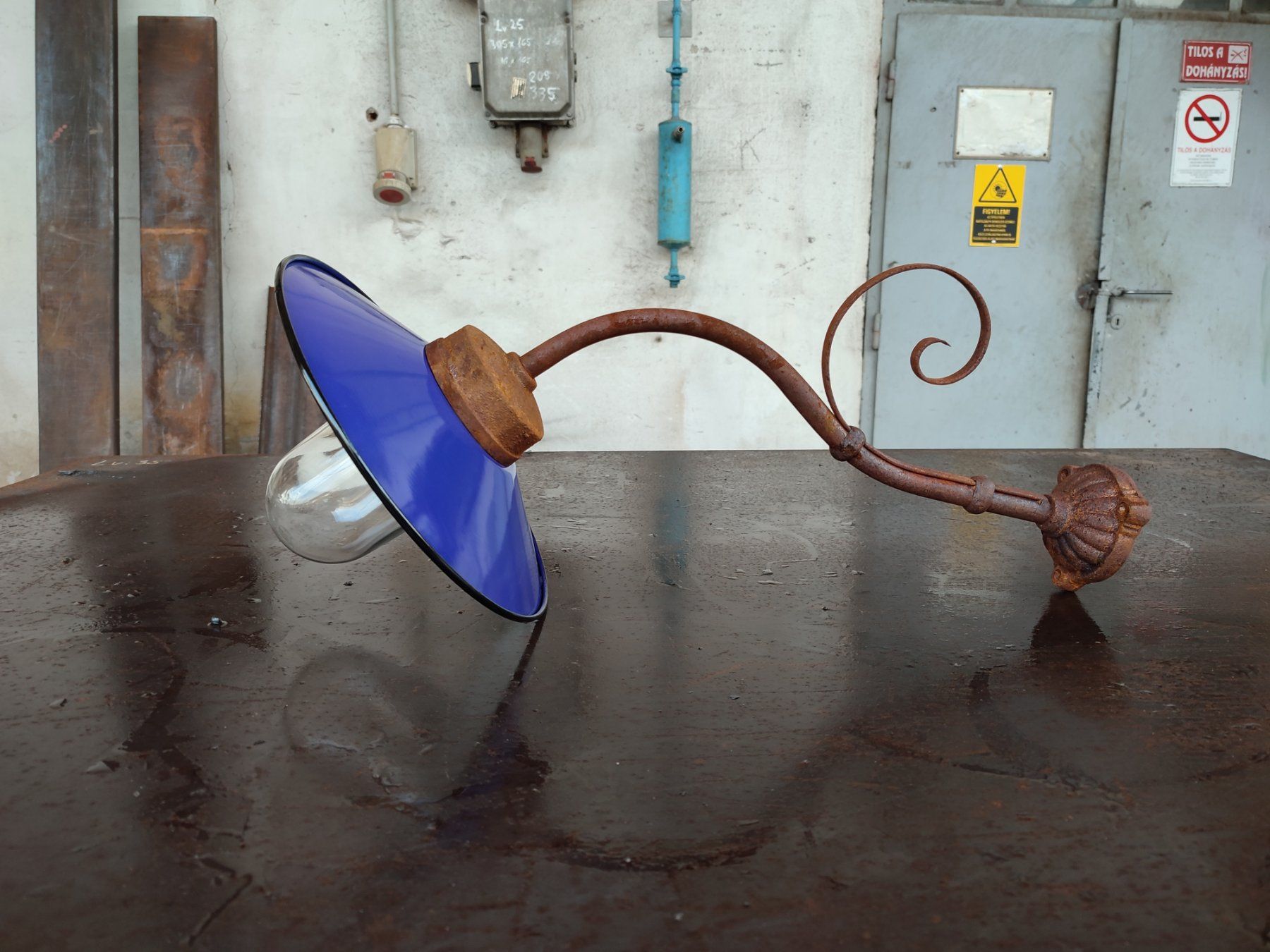Lampade: AnNo21 Antike Hof Lampe/Aussen Lampe/Emaille Schirm – Usato da kraiburg am inn venduto da Vintage-Living