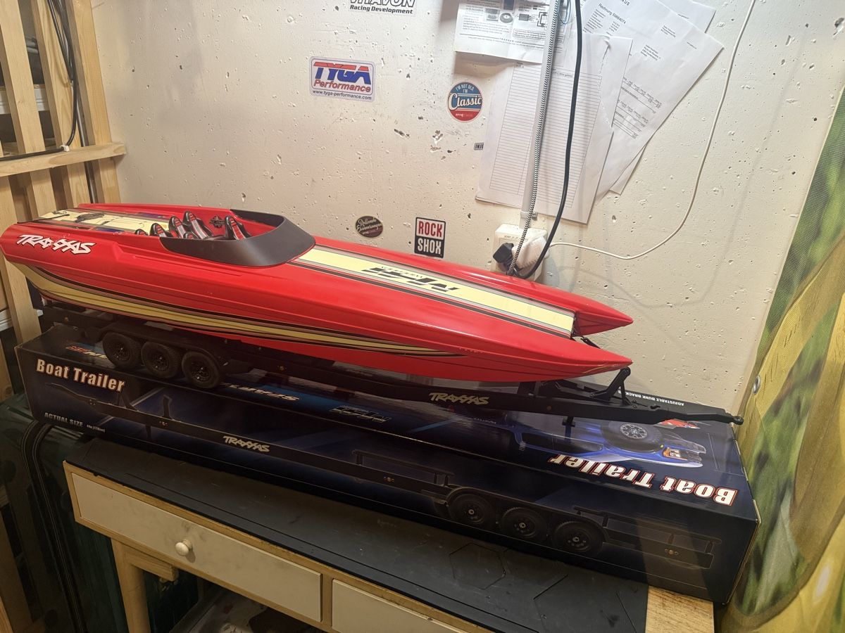 Traxxas RC Modellbau: Traxxas M41 Speedboot mit Anhänger – Gebraucht aus Brunnen von Nana1989