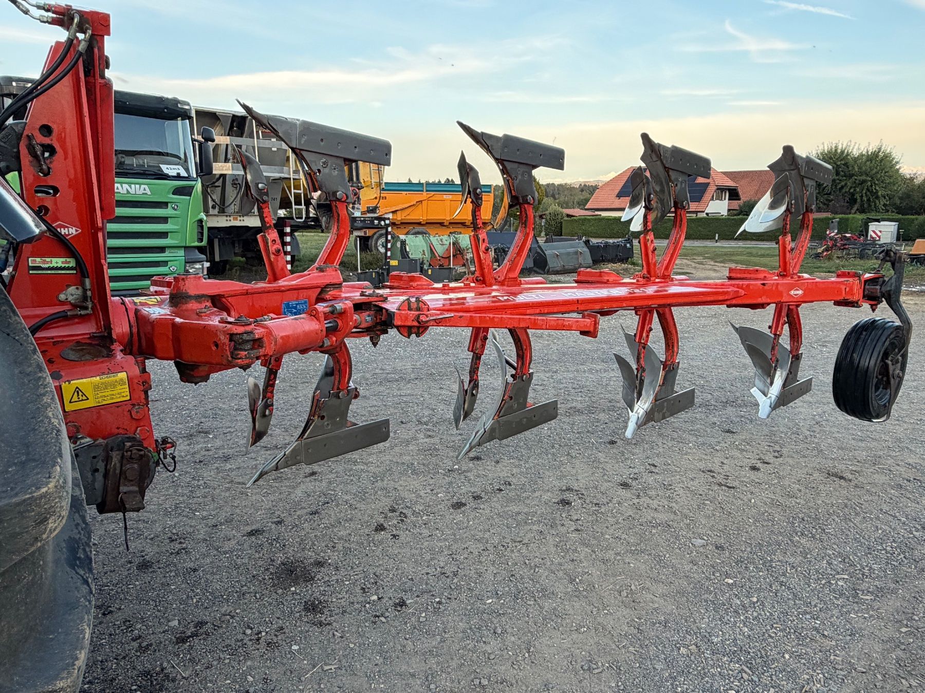 Kuhn Aratri: Charrue réversible Kuhn – Usato da Boussens venduto da fra_dn7g 1