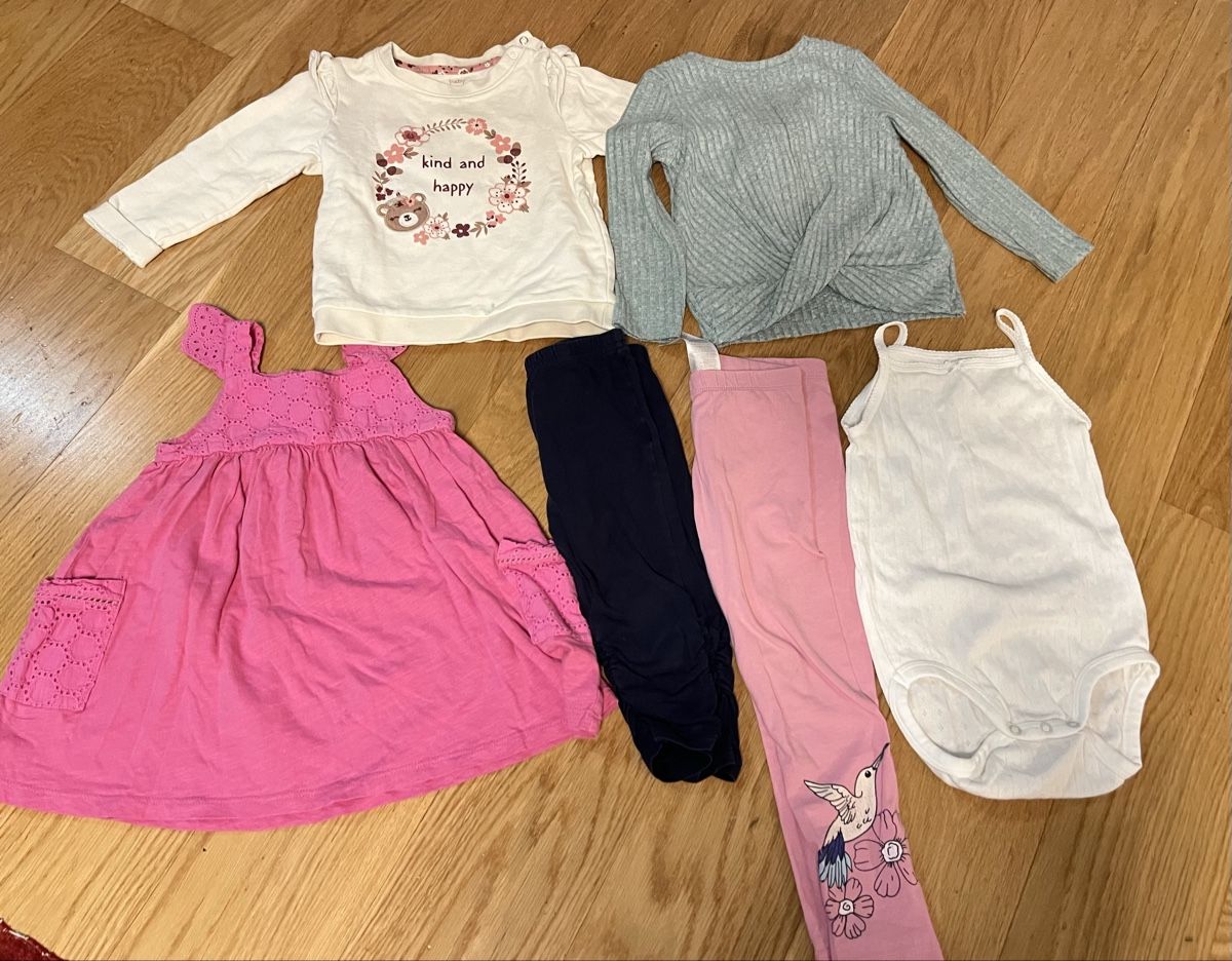 Lotti & Set di vestiti: Kleiderpket Mädchen Gr.92 – Usato da Zollikerberg venduto da Huglina