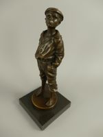 Wundervoll Bronze Figur Junge auf einem Sockel Maße 21x9 cm