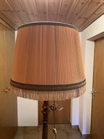 Lampe sur pied vintage, abat-jour plissé rose saumon.
