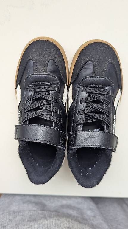 Scarpe per ragazzi: REEBOCK Turnschuhe schwarz/weiss Gr. 30 – Usato da Seuzach venduto da louisa. 1