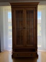 Antiker Vitrinenschrank aus Massivholz