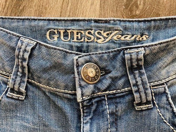 Guess Jeans: Jeans GUESS avec strass t. 27 – Usato da La Plaine venduto da Biliblue 6