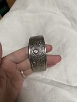 Metallarmreif mit Ying Yang und anderen Details