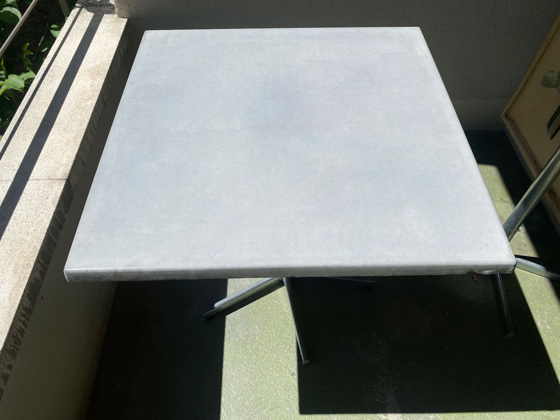 Tables: Schaffner Balkon/Gartentisch – D'occasion à Bern par wil_9gyf 2