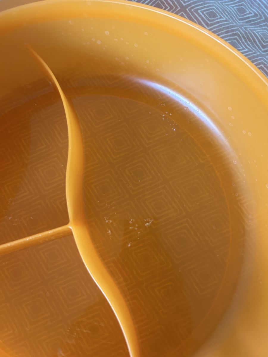 Tupperware Piatti: Tupperware Teller Kinderteller orange mit Deckel Verschluss – Usato da Wädenswil venduto da moni_zh 2