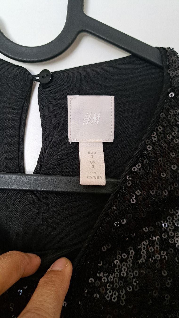 H&M Tops: Top noir à sequins élégant, HM taille S – Neu und originalverpackt aus Meyrin von Zahra011 2