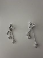 Dior Ohrclips silberfarben mit Logo Anhängern gebraucht