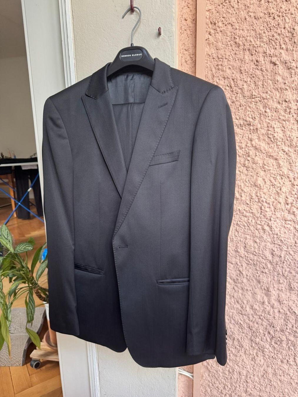 Completi: Hugo Boss Anzug schwarz inkl. Kravatte – Usato da Bern venduto da Keie